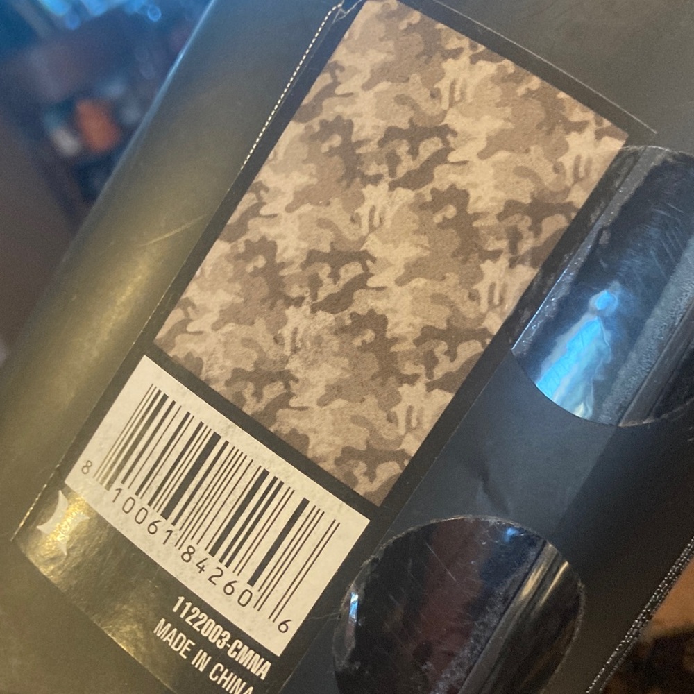 SOLD G - NWT HURLEY Camo fleece blankets - Picture 3 of 5